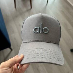 ALO Yoga Men’s District Trucker Hat Gray